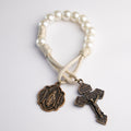 Denario católico Regina Coeli de Holycrvx con cuentas perladas, cordón beige y cruz en tono bronce