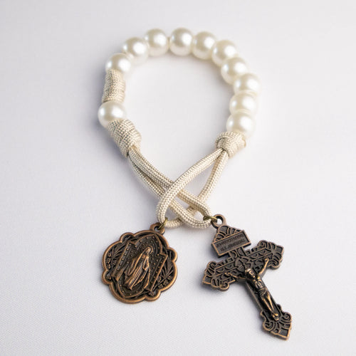 Denario católico Regina Coeli de Holycrvx con cuentas perladas, cordón beige y cruz en tono bronce