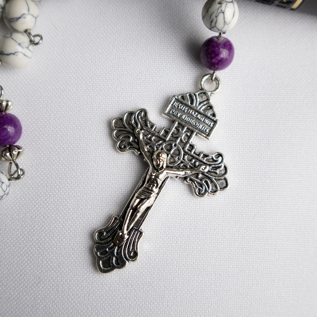 Detalle de la cruz del Rosario Católico Mater Dolorosa con piedras naturales