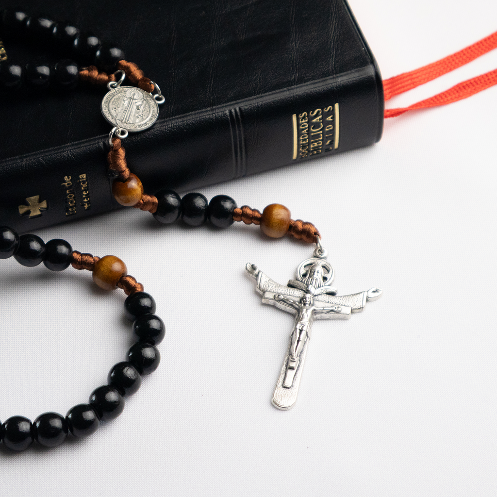 Detalle del Rosario Católico Miles Christi con cruz metálica y cuentas de madera