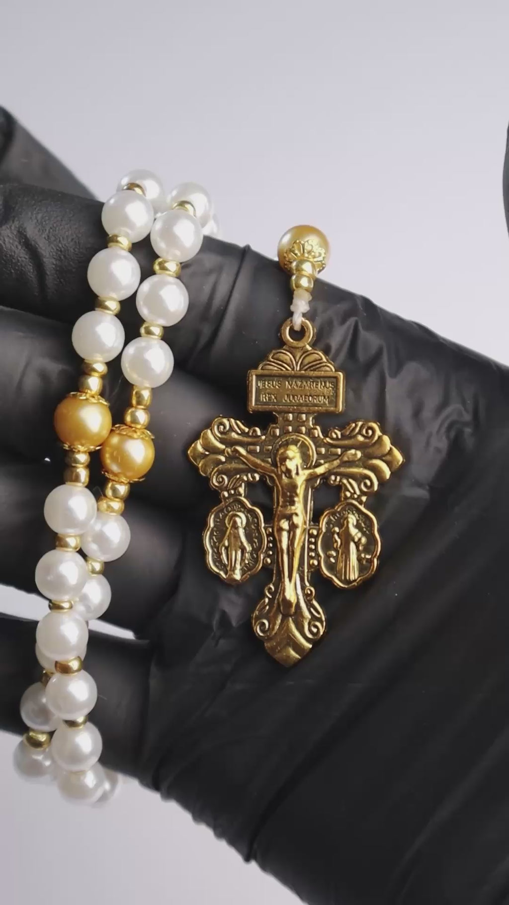 Rosario católico Maris Stella de Holycrvx con cuentas perladas y detalles dorados