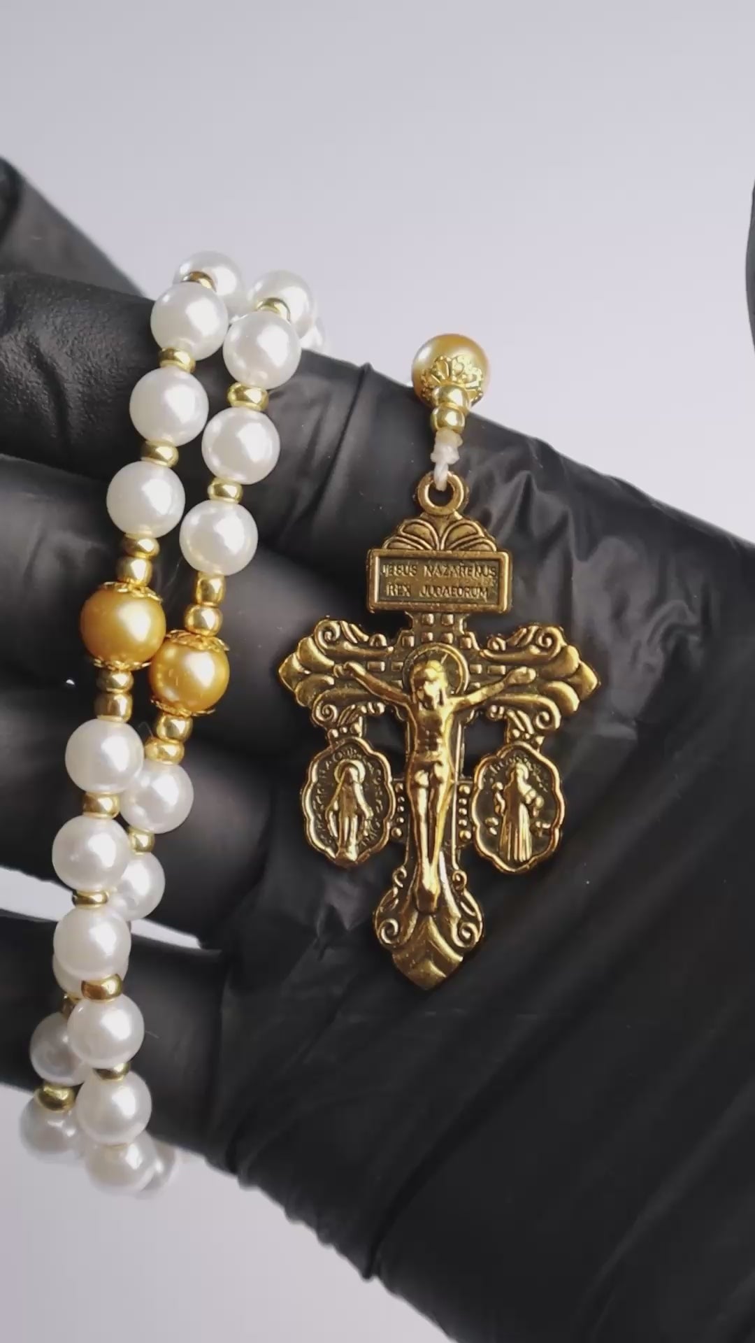 Rosario católico Maris Stella de Holycrvx con cuentas perladas y detalles dorados