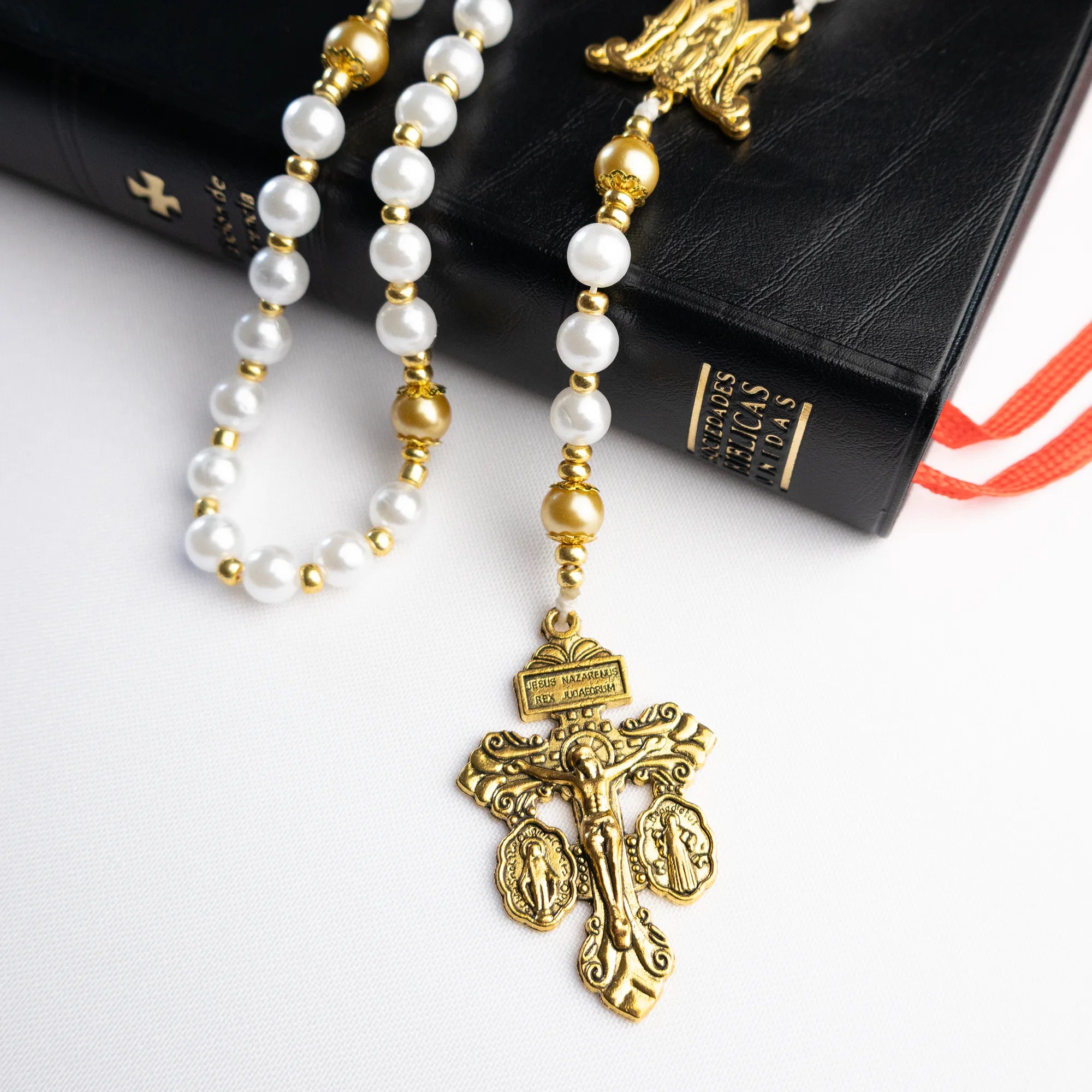Rosario católico Maris Stella de Holycrvx con cuentas perladas y detalles dorados