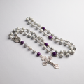 Rosario católico Mater Dolorosa de Holycrvx con piedras naturales y detalles morados