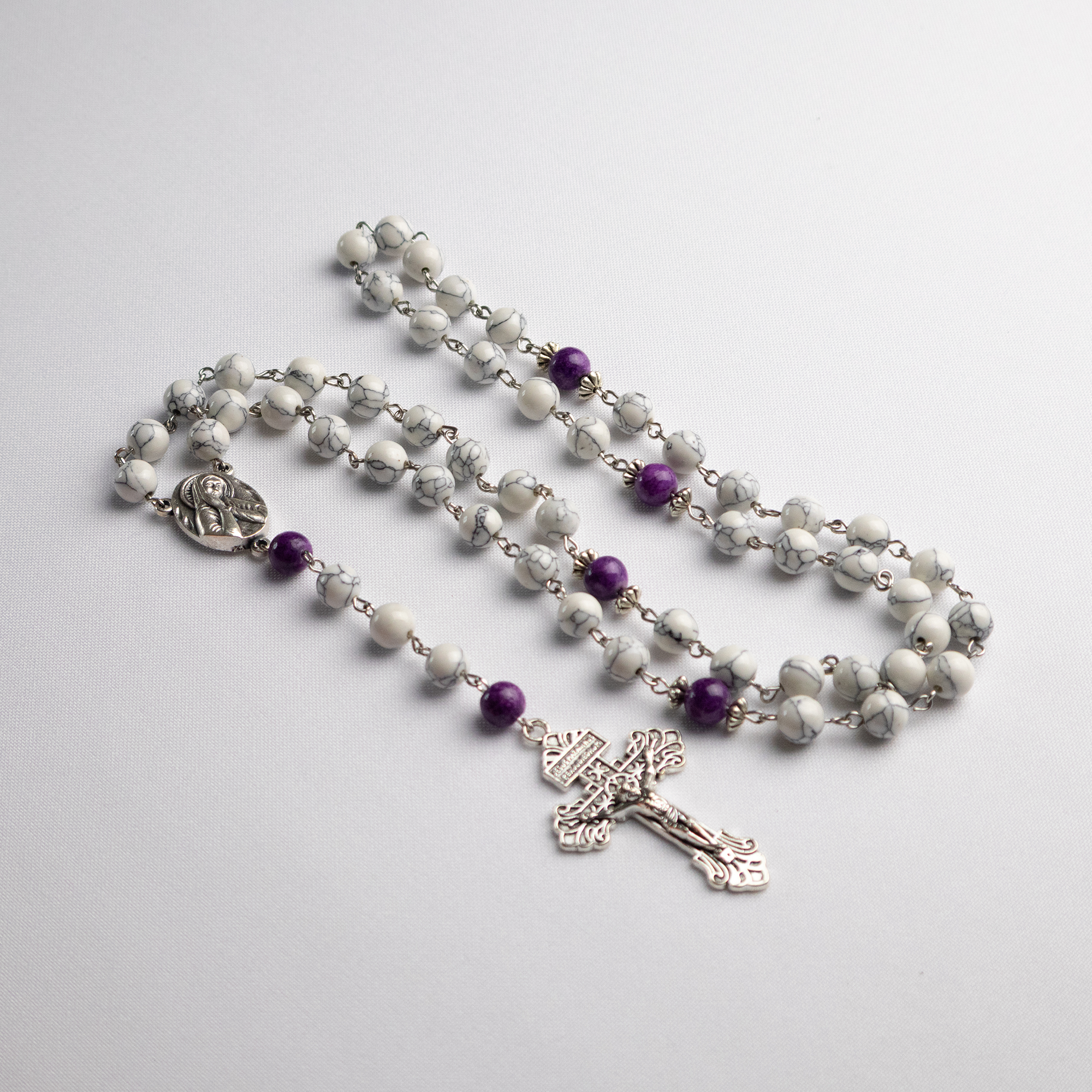 Rosario católico Mater Dolorosa de Holycrvx con piedras naturales y detalles morados