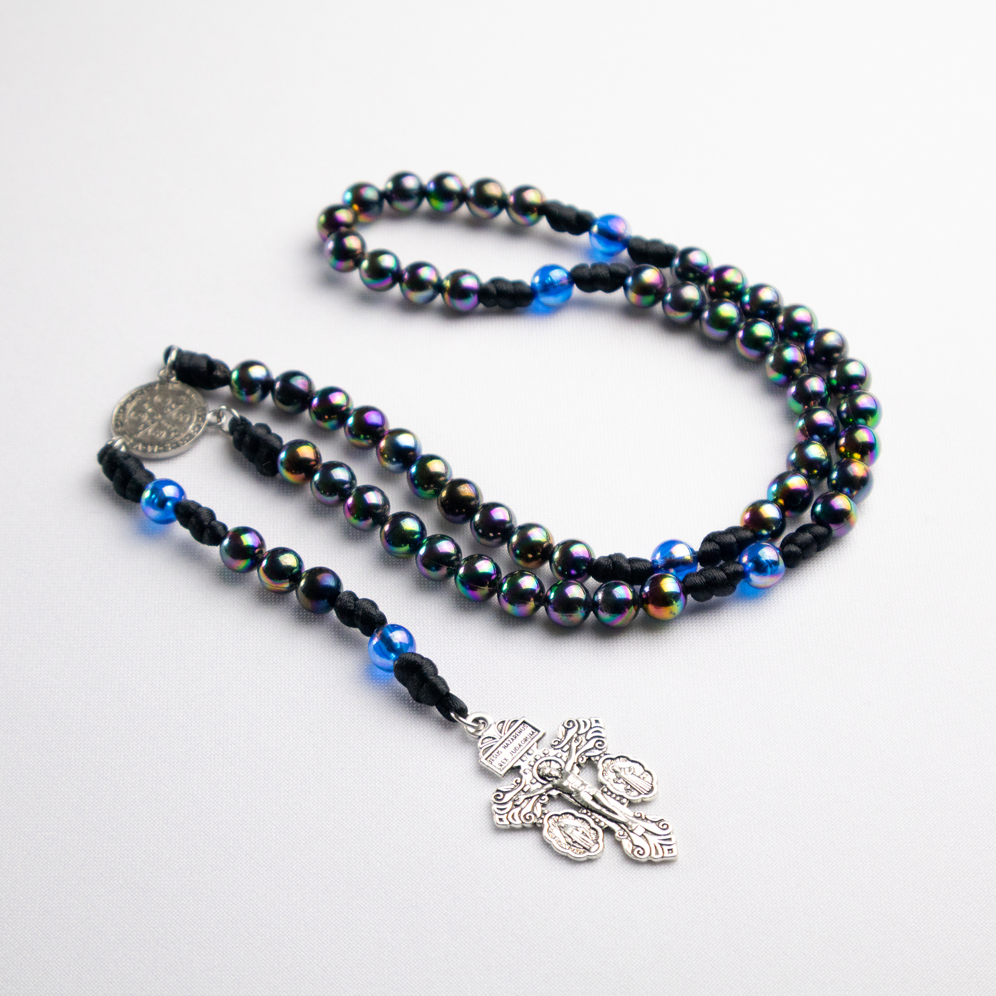 Rosario católico Mysterium Lucis de Holycrvx con cuentas tornasoladas azules y Cruz del Perdón