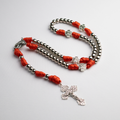 Rosario católico Sanguis Christi de Holycrvx con cuentas metálicas y cordón paracord rojo