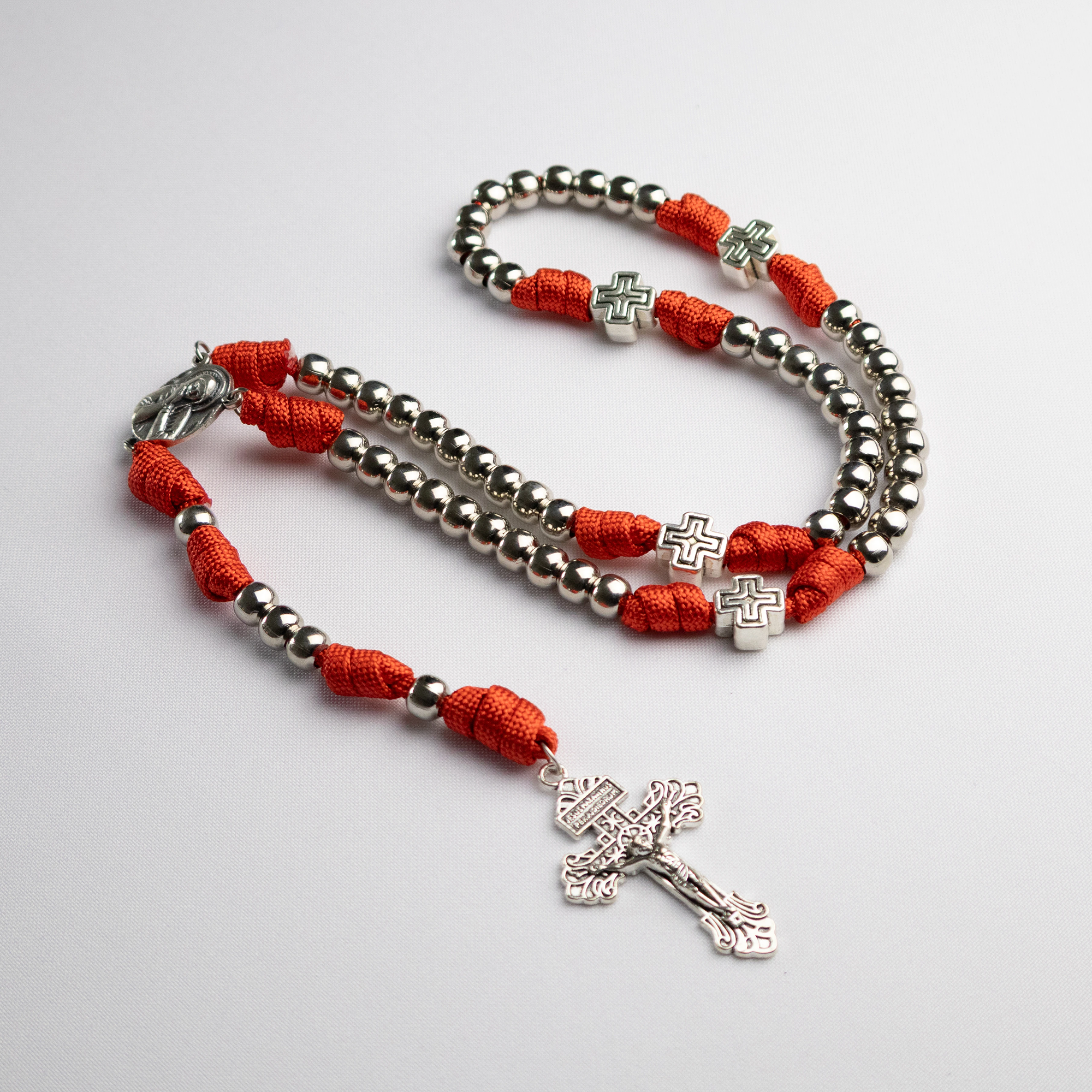 Rosario católico Sanguis Christi de Holycrvx con cuentas metálicas y cordón paracord rojo