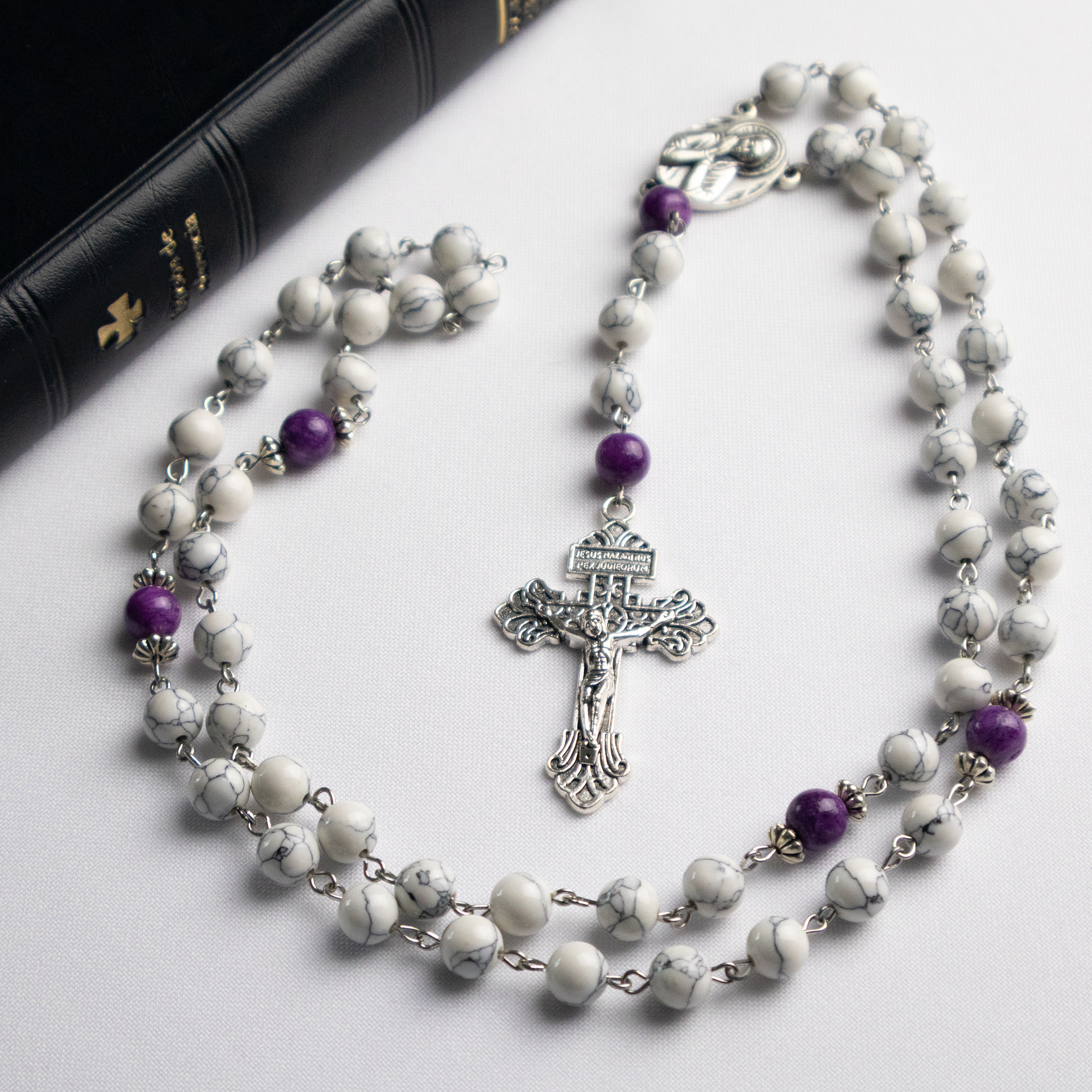 Rosario Católico Mater Dolorosa con piedras naturales y cuentas moradas