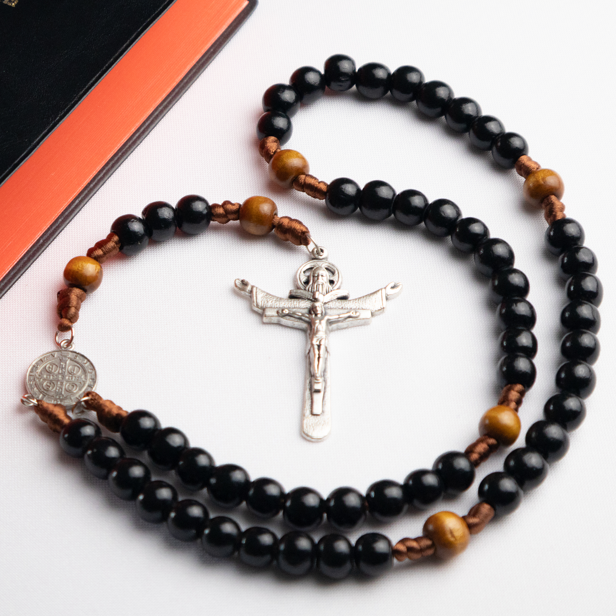 Rosario Católico Miles Christi con cuentas de madera y Cruz de la Santísima Trinidad