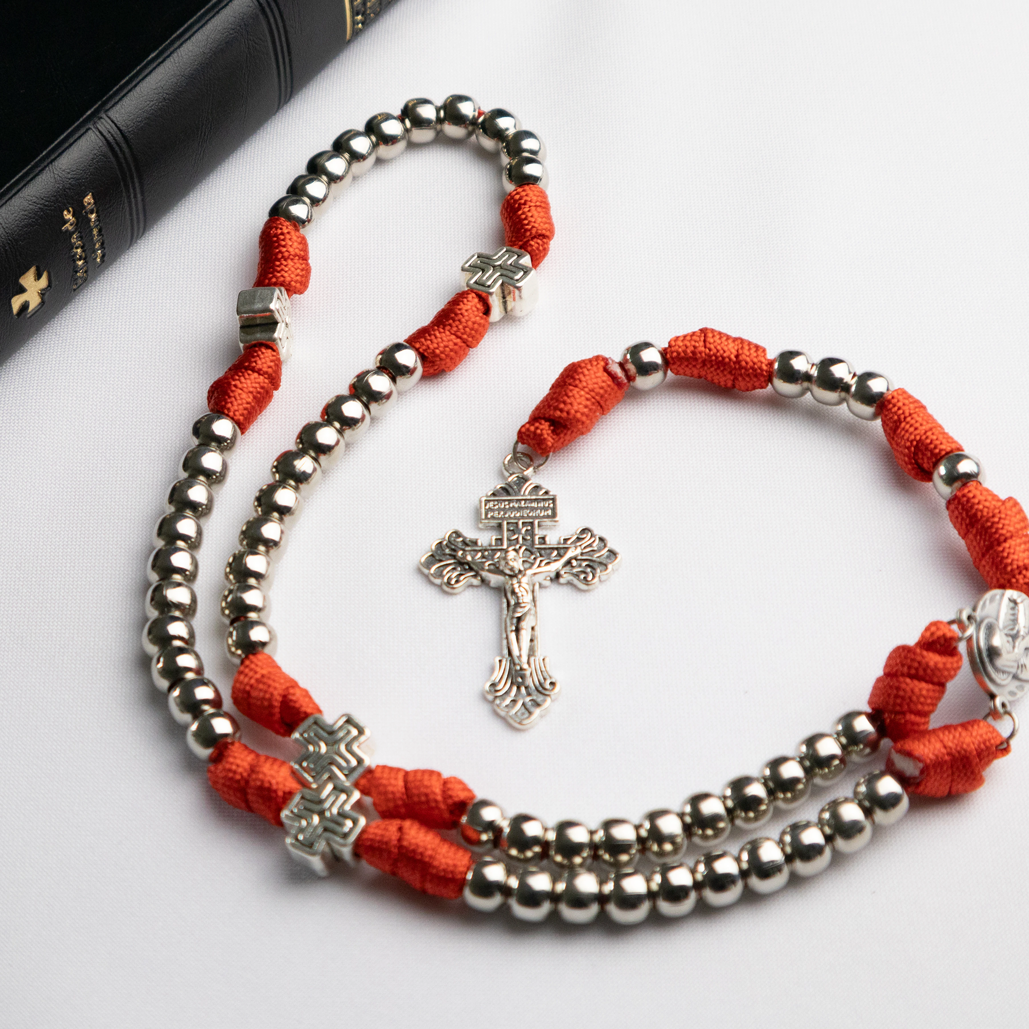 Rosario Católico Sanguis Christi con cuentas metálicas y cordón rojo en forma circular